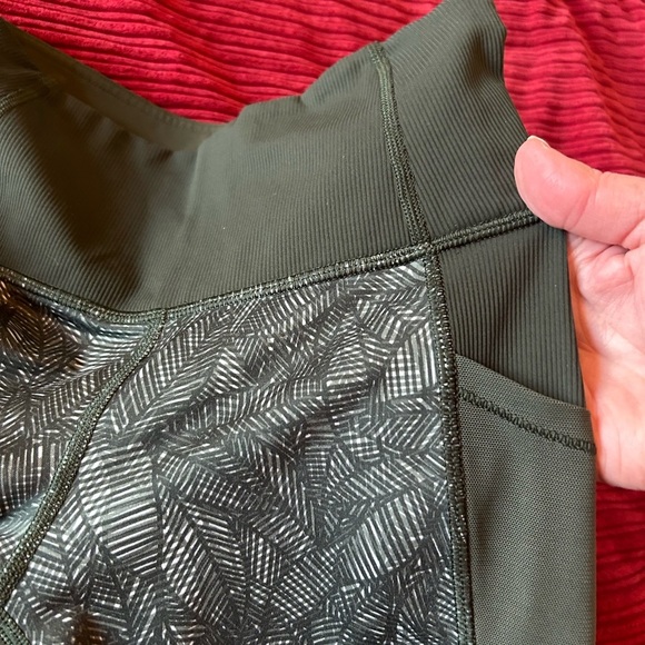 Lululemon Olive Green Leaf Print Leggings. Size 4. - Picture 4 of 13